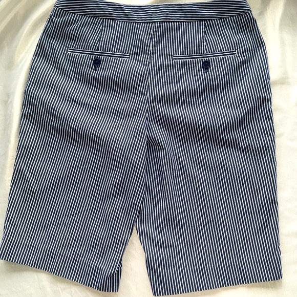 Jones New York Signature Navy White Striped Seersucker Shorts 12” Inseam Sz 6 - Picture 2 of 9
